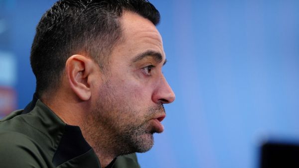 تشافي ينفجر غضبًا بوجه صحفي بعد سؤاله عن صفقات برشلونة القادمة