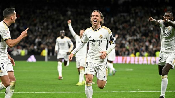شاهد فيديو جماهير ريال مدريد وهي تهتف وتطالب ببقاء لوكا مودريتش