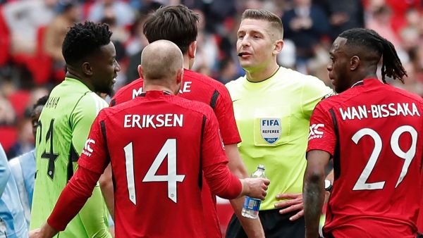السبب الرئيسي لارتداء الحكم كاميرا في مباراة مانشستر يونايتد اليوم