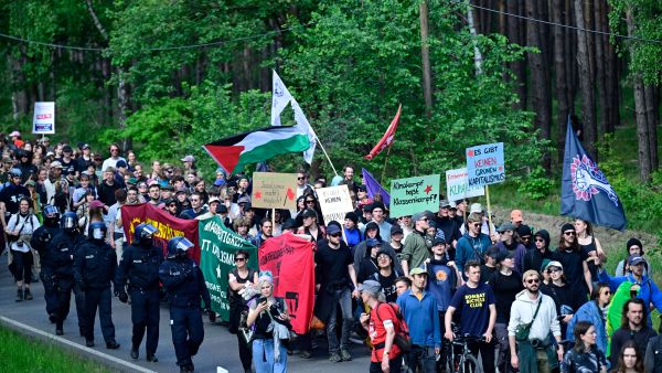 Watch: 800 activists clash with German police at Tesla factory in Berlin