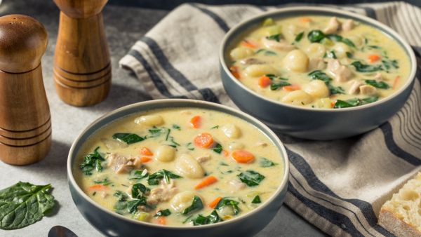 شوربة نيوكي بالدجاج الكريمي 