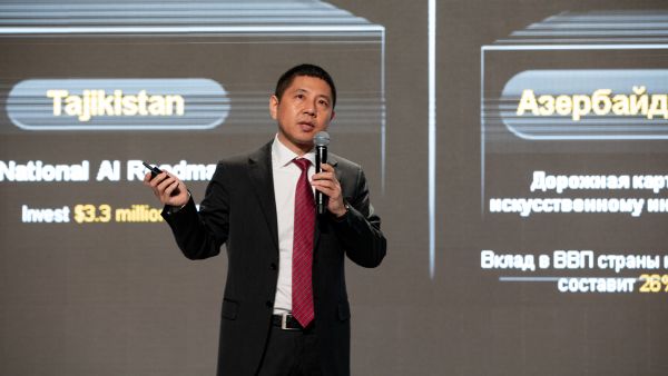 Leon Wang, President of Huawei's Data Communication Product Line, delivering a speech Huawei Launches Xinghe Intelligent Network for the Middle East and Central Asia to Accelerate Industrial Intelligence