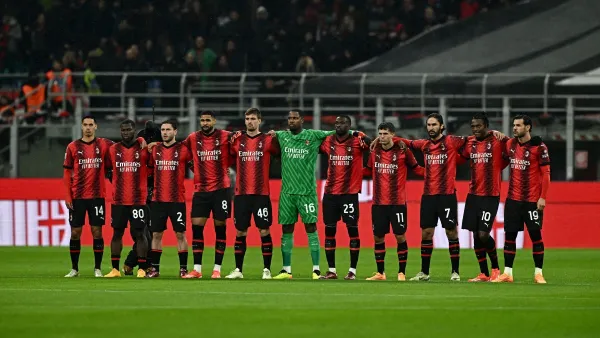 AC Milan's players stand in a line prior to the Italian Serie A football match between AC Milan and Inter Milan at the San Siro Stadium in Milan on April 22, 2024. (Photo by GABRIEL BOUYS / AFP)