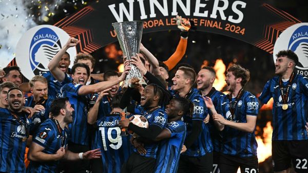 Atalanta's players celebrate with the trophy after the UEFA Europa League final football match between Atalanta and Bayer Leverkusen at the Dublin Arena stadium, in Dublin, on May 22, 2024. Atalanta won the game 3-0. (Photo by Paul ELLIS / AFP)
