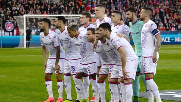 Fiorentina's players pose for a team photo prior to the UEFA Conference League quarter-final first leg football match between FC Viktoria Plzen and ACF Fiorentina in Pilsen, Czech Republic on April 11, 2024. (Photo by Michal Cizek / AFP)