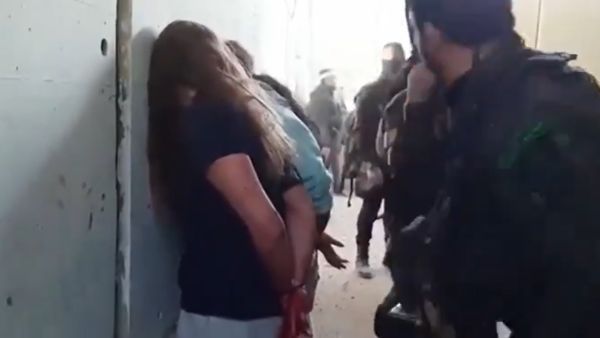  لحظة أسر مجندات من جيش الإحتلال، في قاعدة عسكرية بغلاف قطاع غزة