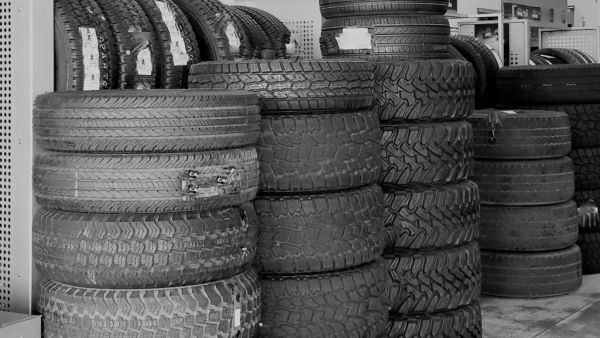 إجراءات احترازية ونصائح التعامل مع انفجار إطار المركبة