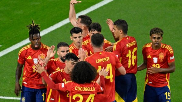 إسبانيا تحسم المواجهة وتؤكد أنها أحد أبرز المرشحين للمنافسة على اللقب (Photo by INA FASSBENDER / AFP)