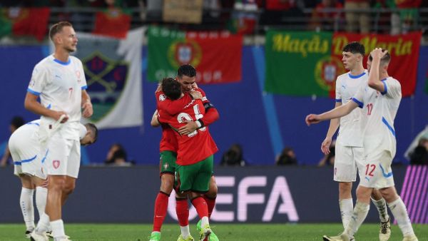 البرتغال تتفوق على التشيك بصعوبة (Photo by Adrian DENNIS / AFP)