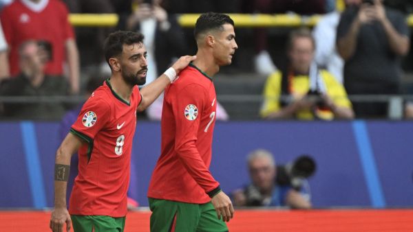 كريستيانو رونالدو يصنع الهدف الثامن في تاريخ مشاركاته ببطولات اليورو (Photo by PATRICIA DE MELO MOREIRA / AFP)