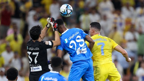 الهلال يواصل الهيمنة على النصر هذا الموسم (Photo by AFP) 