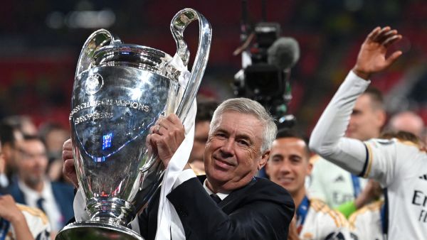 كارلو أنشيلوتي مدرب ريال مدريد (Photo by Glyn KIRK / AFP)