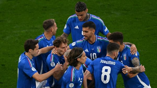 إيطاليا تتفوق على ألبانيا (Photo by OZAN KOSE / AFP)