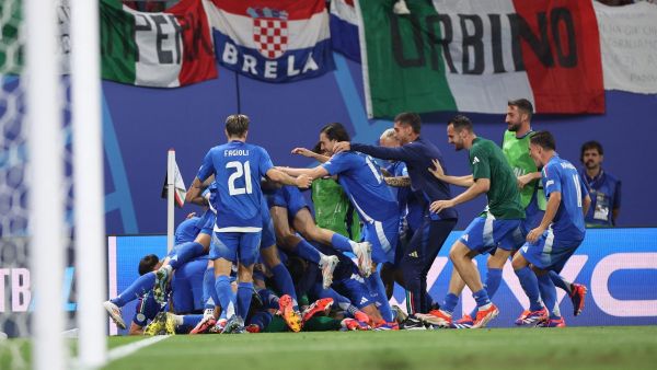 إيطاليا إلى ثمن النهائي (Photo by Ronny HARTMANN / AFP)