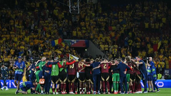لاعبو بلجيكا يحتفلون بفوزهم المهم على رومانيا (Photo by JAVIER SORIANO / AFP)