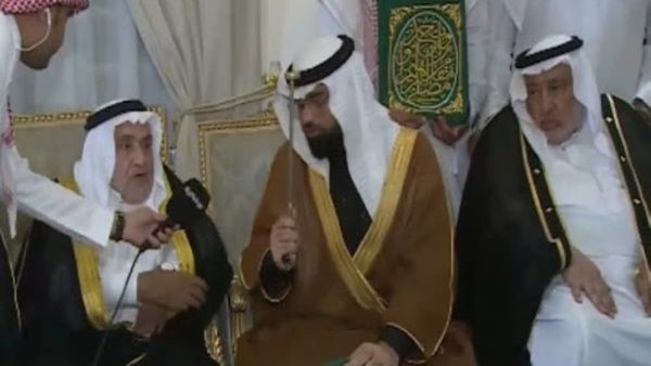 تعرف على سادن الكعبة المشرفة الجديد بعد تسلمه المفتاح