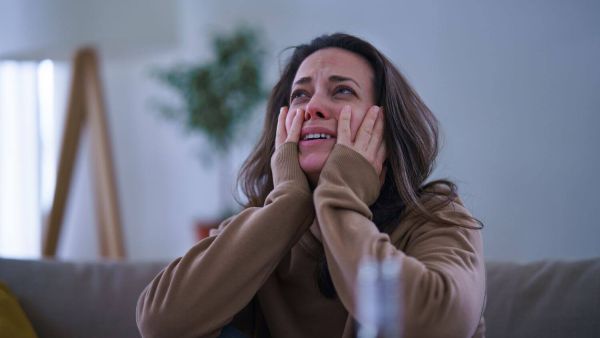 تفسير حلم البكاء دم للعزباء وللمتزوجة وللمطلقة بالتفصيل