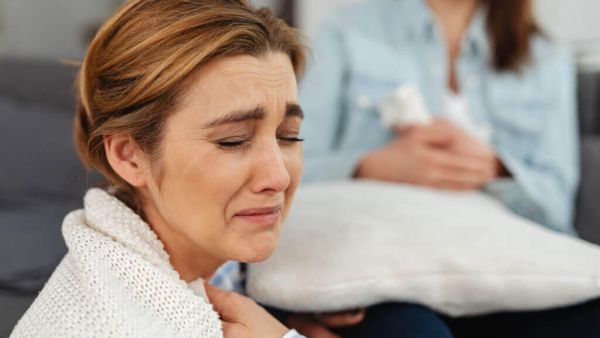 تفسير حلم البكاء على صديقة في المنام بالتفصيل