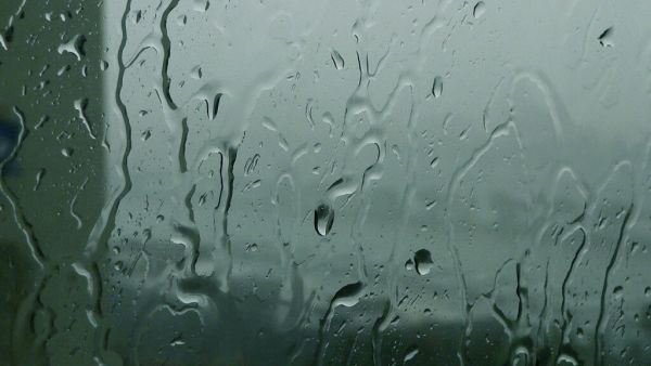 تفسير حلم المطر في غرفة النوم للعزباء وللمتزوجة وللحامل