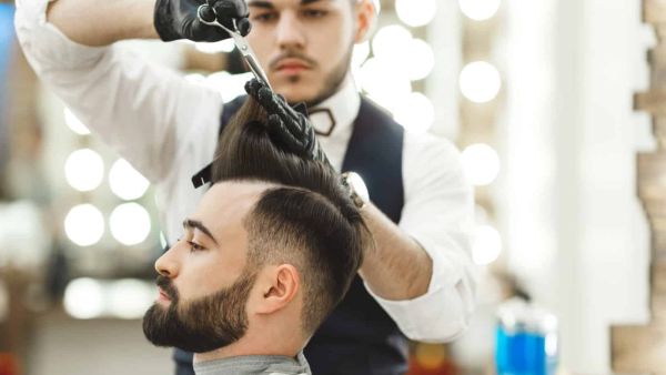 تفسير حلم حلق الشعر للرجل عند الحلاق