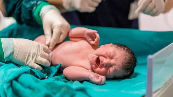 تفسير رؤية الولادة وقطع الحبل السري للمتزوجة وللحامل