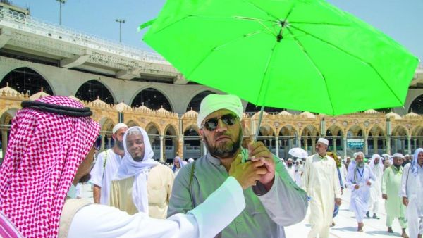 توزيع مظلات على ضيوف الرحمن والحجاج في السعودية