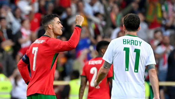 رونالدو يشارك مع البرتغال للمرة الأولى في مبارياته الودية الاستعدادية ليورو 2024 (Photo by MIGUEL RIOPA / AFP)