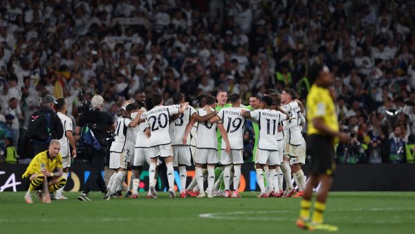 ريال مدريد يتوج بلقب دوري الأبطال للمرة الـ 15 في تاريخه (Photo by Adrian DENNIS / AFP)