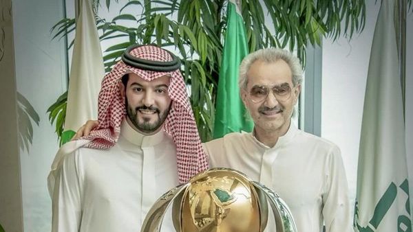 صورة بين الأمير وابن نافل تثير الجدل حول الهلال