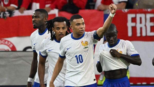 مبابي يقود فرنسا للفوز على النمسا (Photo by PATRICIA DE MELO MOREIRA / AFP)
