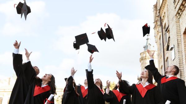 كلمات معبرة عن فرحة التخرج من الجامعة