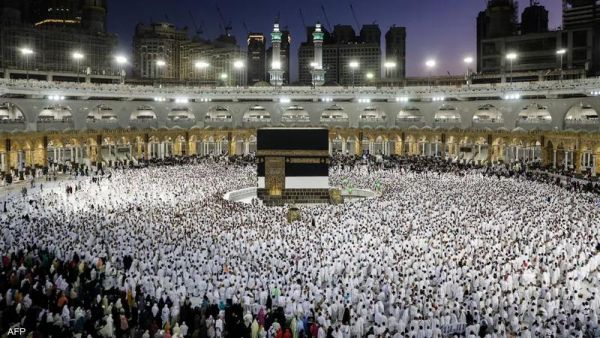 ما حكم الحج لمن يسافر بعقد عمل؟! دار الإفتاء توضح