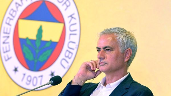 جوزيه مورينيو (Photo by Yasin AKGUL / AFP)