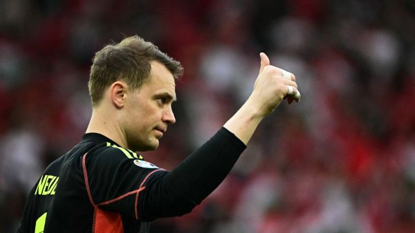 مانويل نوير قائد منتخب ألمانيا يقود الفريق للعبور لدور الـ 16 (Photo by Tobias SCHWARZ / AFP)