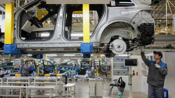 China's manufacturing downturn persists into second month