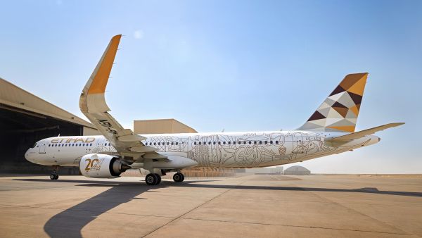 تصميم خاص على واحدة من طائراتها الستة من طراز A321neo المنضمة قريباً إلى أسطولها الاتحاد للطيران تكشف عن طائرتها بألوان عيدها العشرين