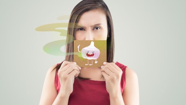 طبيب البوابة: 5 أمراض تسبب رائحة الفم الكريهة