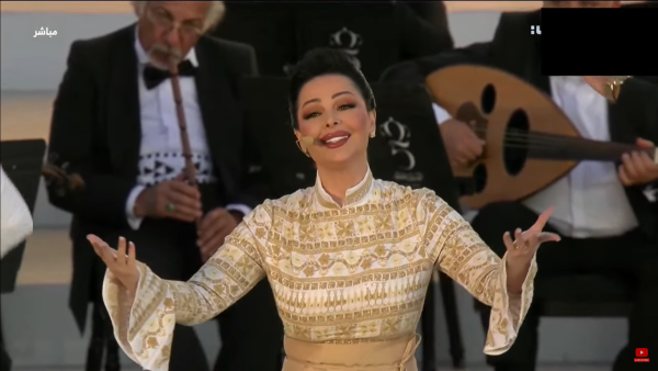 ديانا كرزون تتألق بالأبيض والتطريز الأردني الآن في اليوبيل الفضي