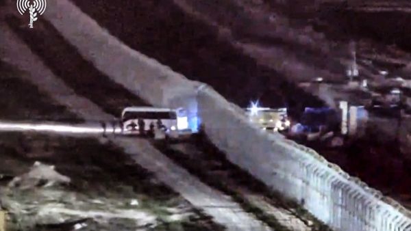 حافلة تخرج من قطاع غزة، وفيها أسرى أفرجت عنهم حماس ضمن صفقة تبادل