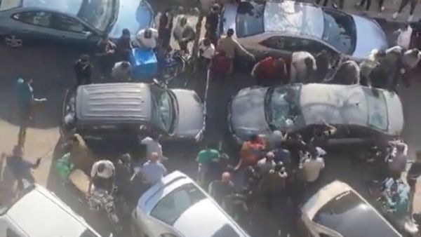 مجموعة من المصريين يهاجمون سيارة ويعتدون على سائقها