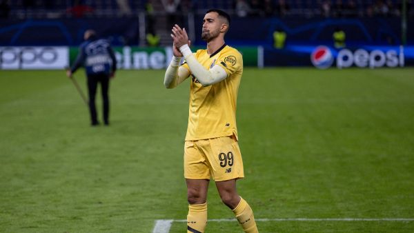 FC Porto's Portuguese goalkeeper #99 Diogo Costa applauds after the UEFA Champions League Group H football match Shakhtar Donetsk v FC Porto at the Volkspark Stadium in Hamburg, northern Germany on September 19, 2023. (Photo by Axel Heimken / AFP)