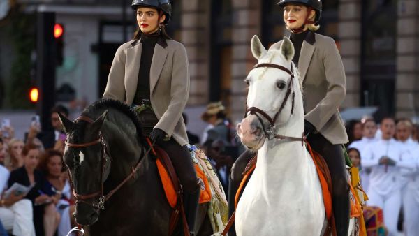 لأول مرة...جيجي حديد تعرض أزيائها على ظهر حصان في Vogue World 2024 برفقة كيندال جينر