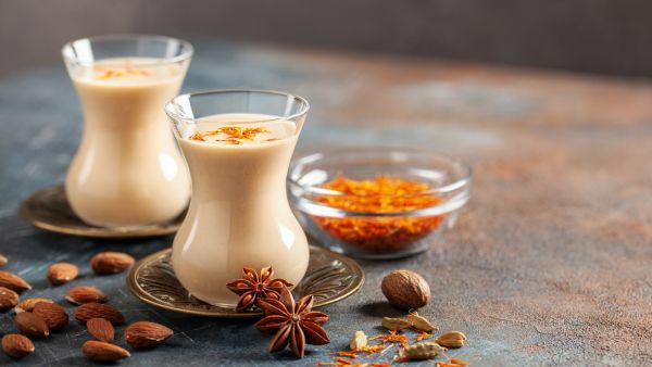 طبيب البوابة: حليب جوزة الطيب والزعفران لعلاج الأرق