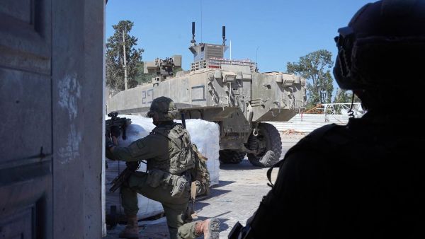 جنود من قوات الاحتلال الاسرائيلي في معبر رفح جنوب غزة/ أرشيفية