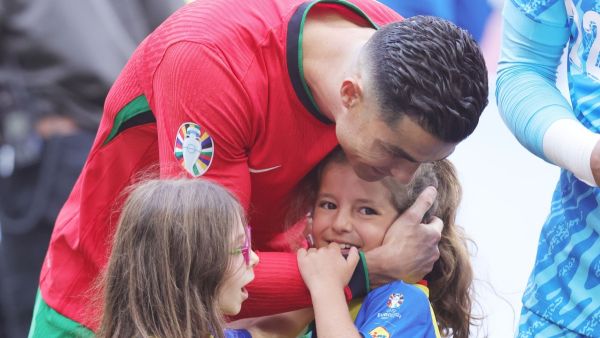 لقطة رونالدو مع الطفلة في يورو 2024 تشعل مواقع التواصل الاجتماعي