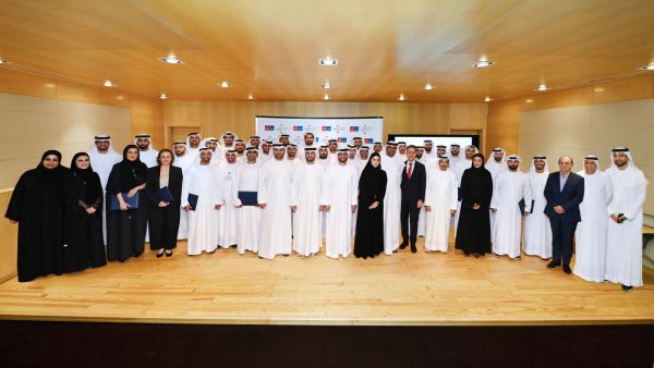 احتفلت طيران الإمارات وأكاديمية أنور قرقاش الدبلوماسية اليوم بتخريج 32 مشاركاً من الدفعة الأولى من برنامج السفير التجاري القيادي احتفلت طيران الإمارات وأكاديمية أنور قرقاش الدبلوماسية اليوم بتخريج 32 مشاركاً من الدفعة الأولى من برنامج السفير التجاري القيادي