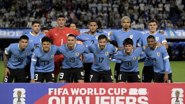 Players of Uruguay pose for a picture before the 2026 FIFA World Cup South American qualification football match between Argentina and Uruguay at La Bombonera stadium in Buenos Aires on November 16, 2023. (Photo by JUAN MABROMATA / AFP)