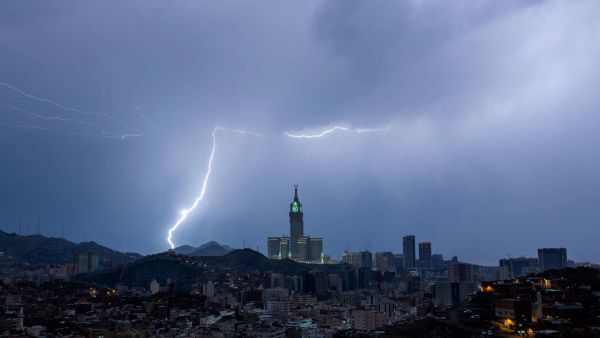 الرياح تتسبب في أزمة في مكة وجازان