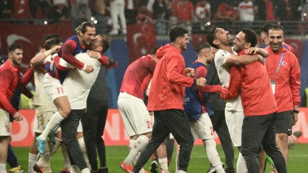 تركيا إلى ربع النهائي (Photo by Angelos Tzortzinis / AFP)