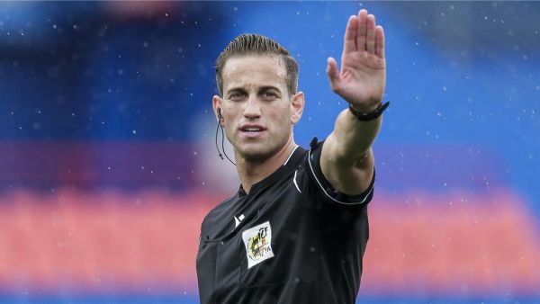  تعرف الآن على حكم قمة الأهلي وبيراميدز